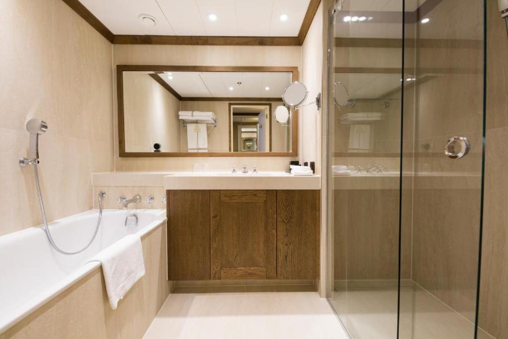 Grand Hotel Huis Ter Duin Noordwijk Rom bilde A bathroom in a hotel