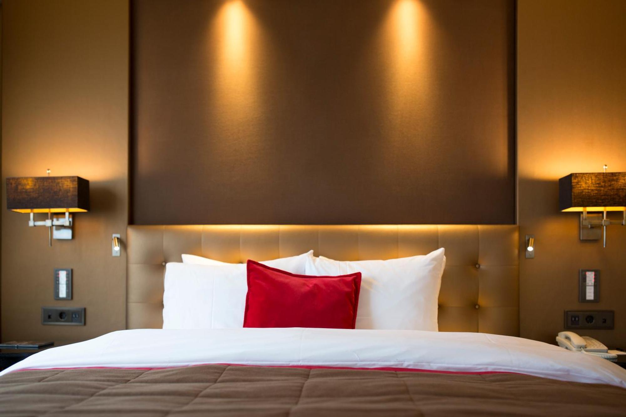 Grand Hotel Huis Ter Duin Noordwijk Rom bilde A bed with a red pillow