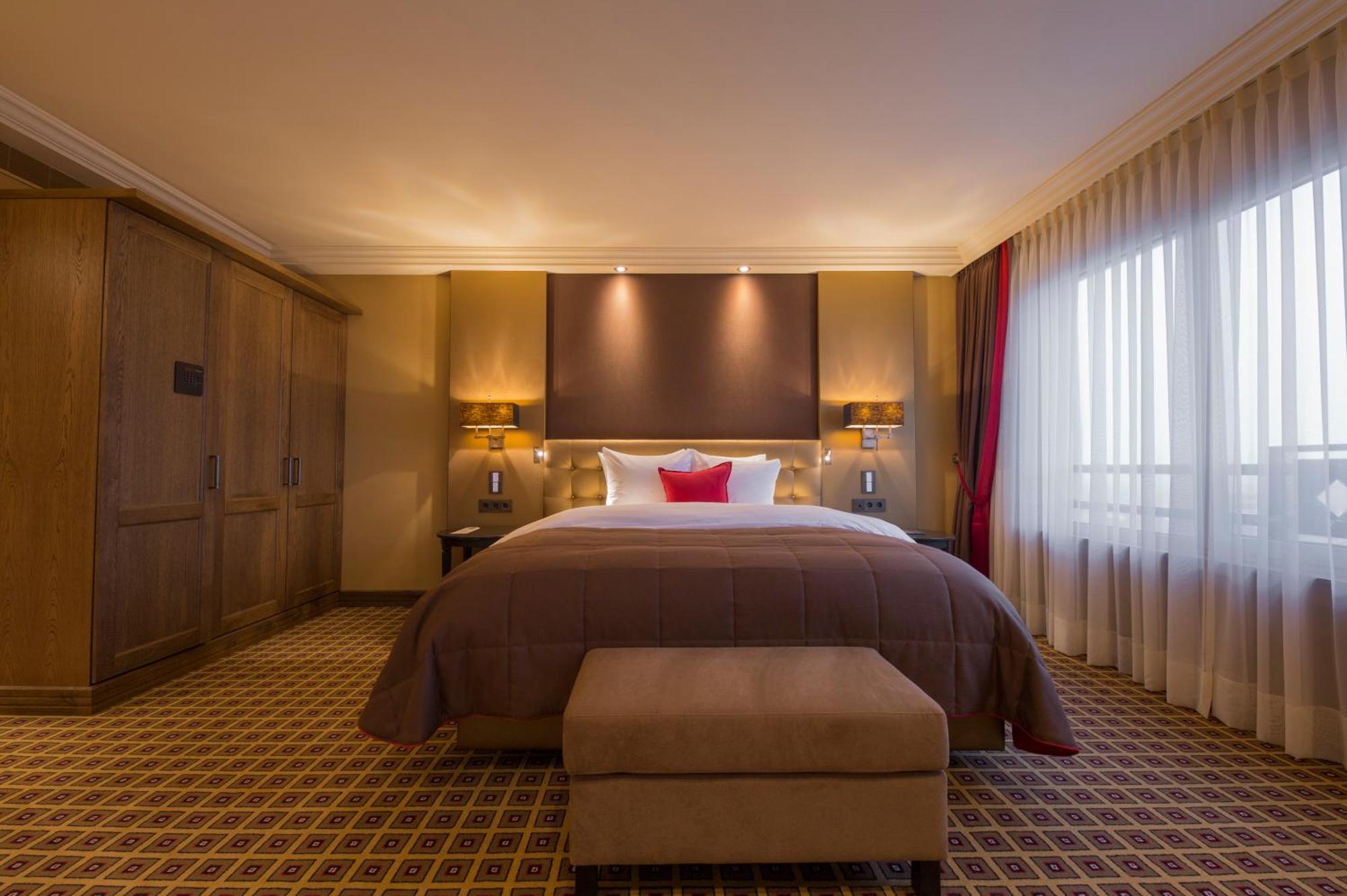 Grand Hotel Huis Ter Duin Noordwijk Rom bilde A bedroom at the InterContinental London