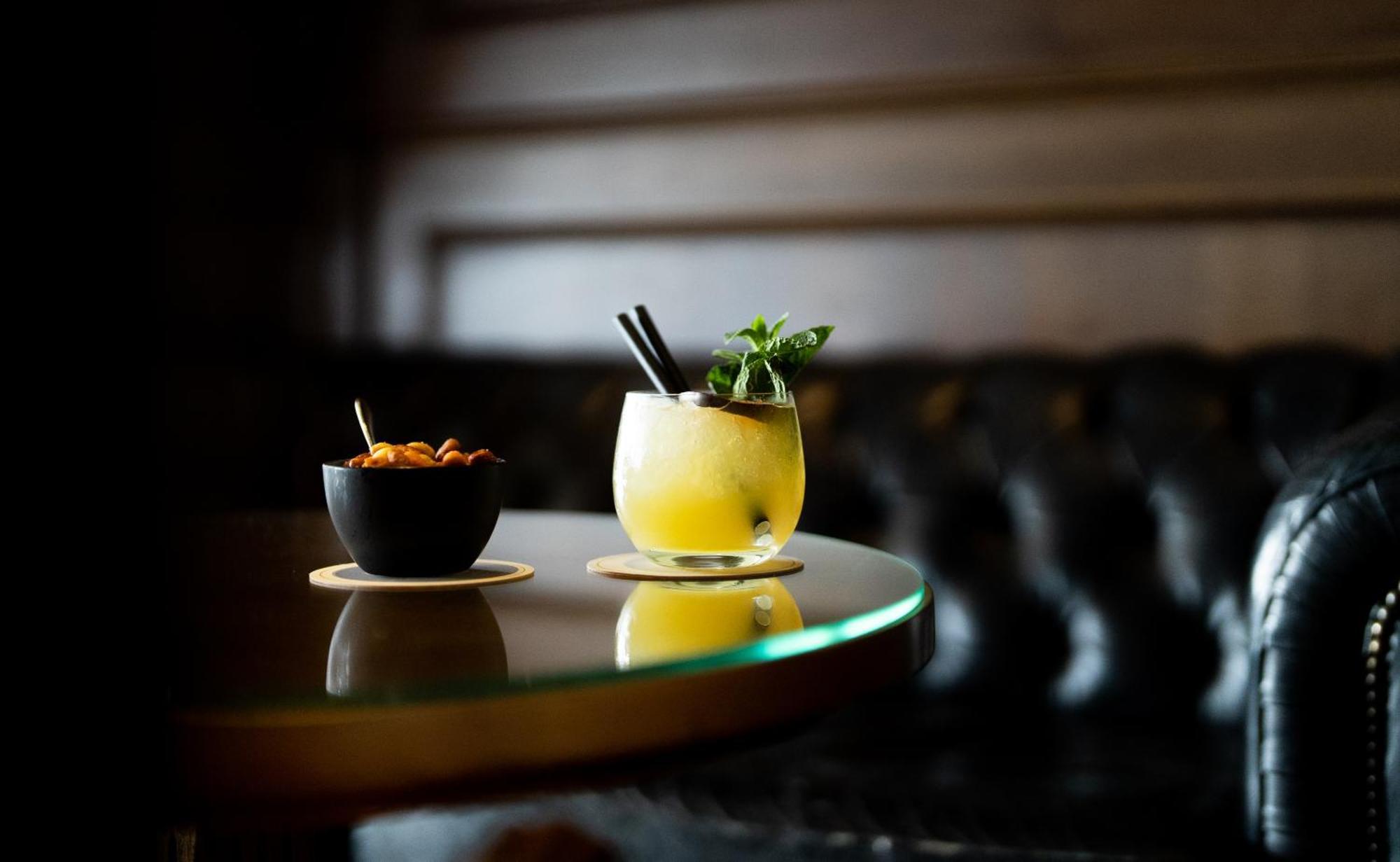 Grand Hotel Huis Ter Duin Noordwijk Eksteriør bilde A cocktail at the bar